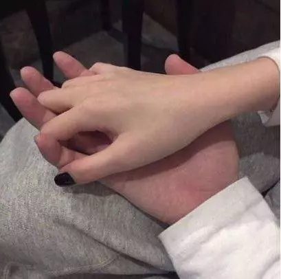 心理學:選一種你喜歡的牽手方式,測你未來的另一半是什麼樣的人?
