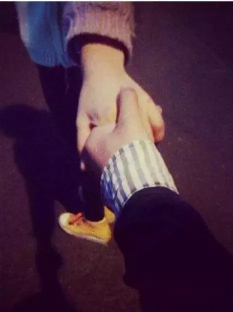 心理學:選一種你喜歡的牽手方式,測你未來的另一半是什麼樣的人?