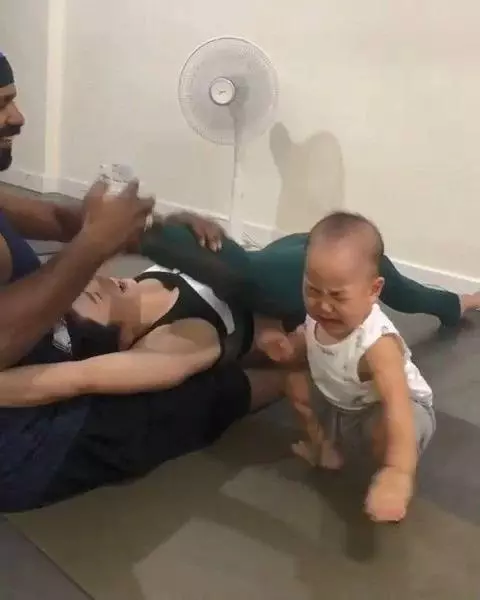從腳到頭180度拉筋!31歲前TVB人氣女神做瑜伽嚇壞兒子:爆哭求救