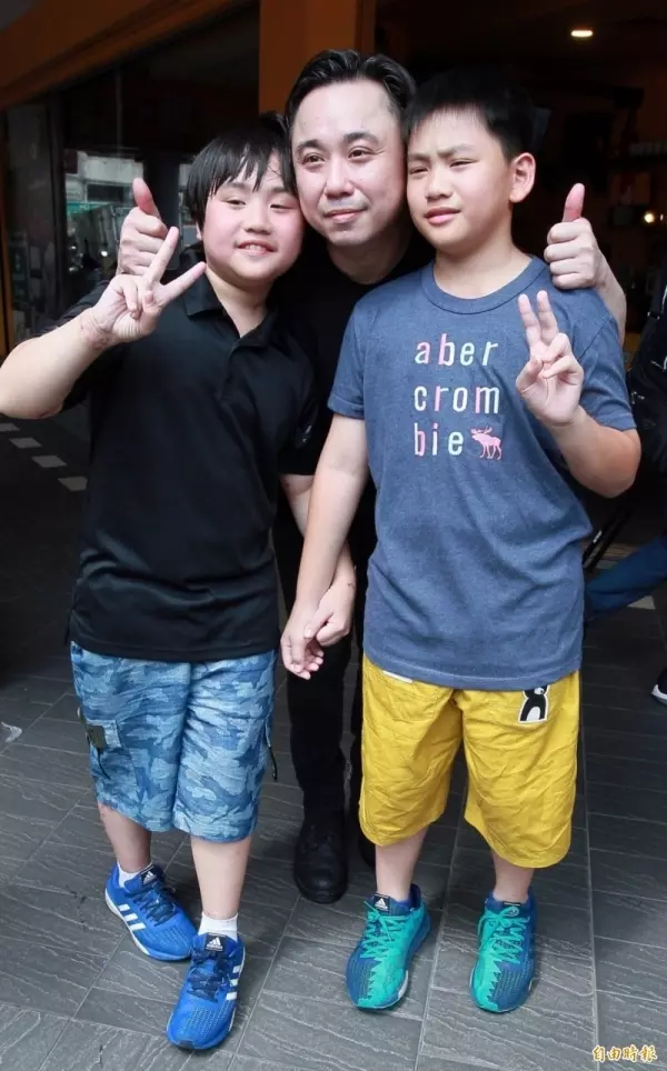 14歲小小彬「學壞被拍」嚇到不敢出門,「被酸長大崩壞」爸爸嘆:步上自己的後塵