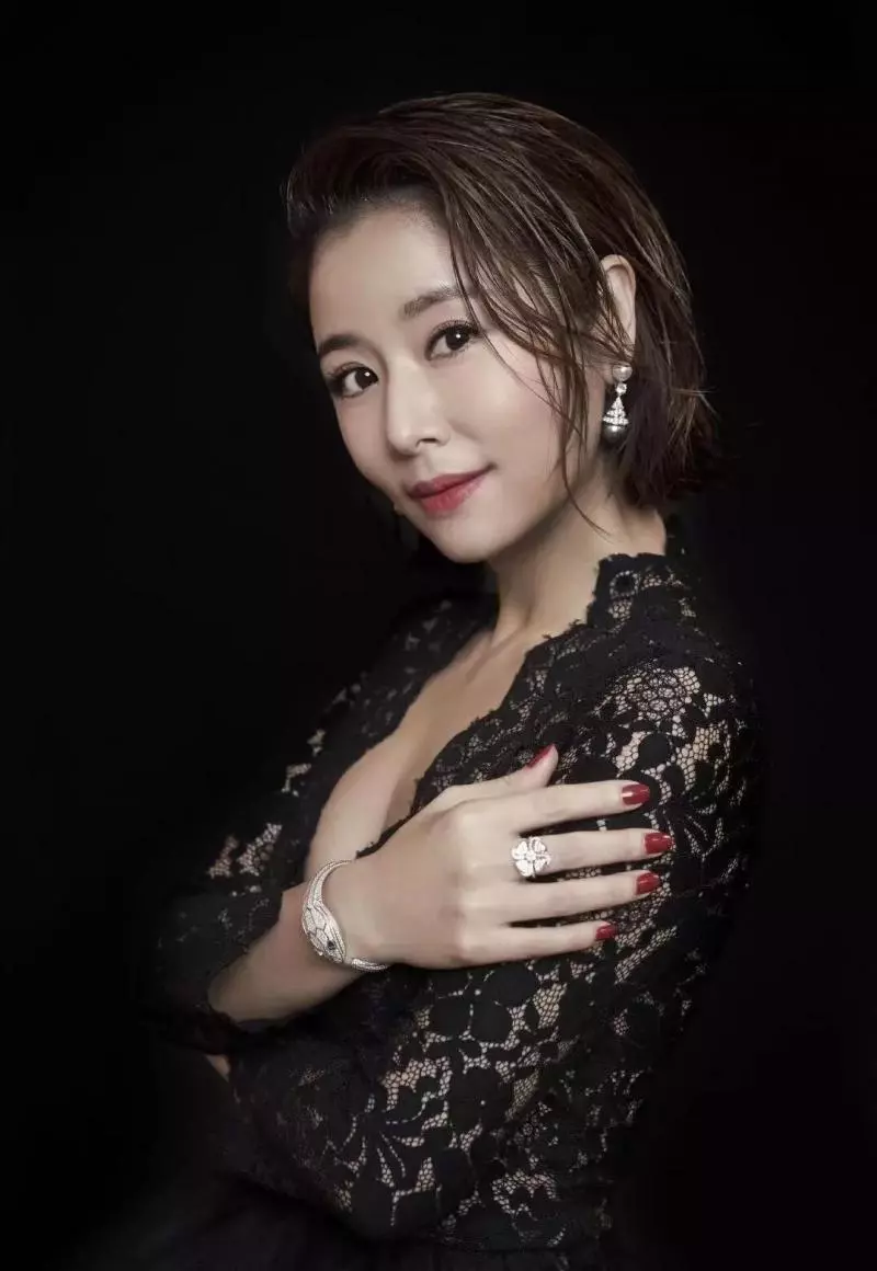 43歲林心如又美了,一身「粉色套裝」少女減齡,穿「喇叭褲」配玫紅涼鞋太吸睛!