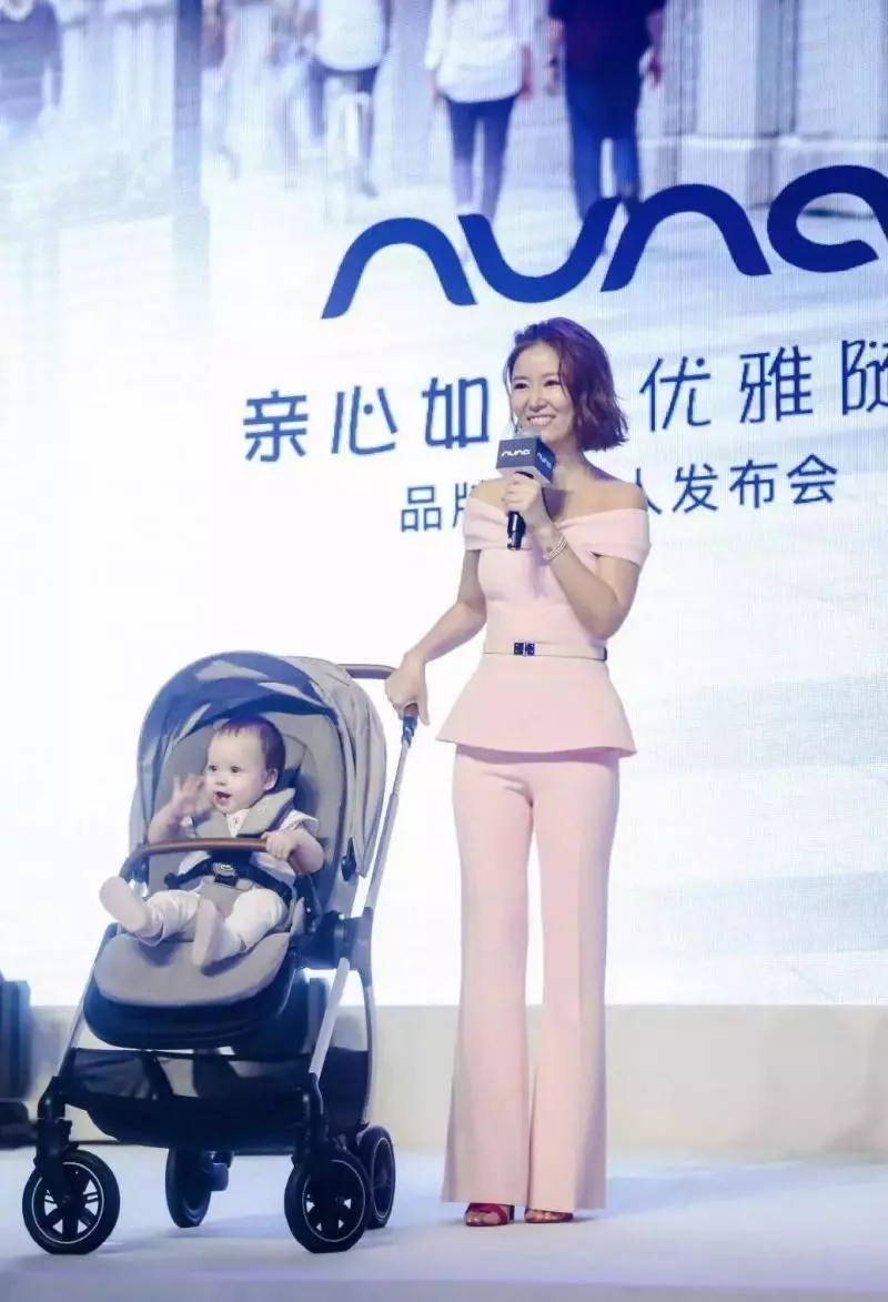 43歲林心如又美了,一身「粉色套裝」少女減齡,穿「喇叭褲」配玫紅涼鞋太吸睛!