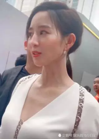 張鈞甯到底有多美?「路人街拍」與「精修圖」沒區別,嬌羞的表情讓人喜歡!