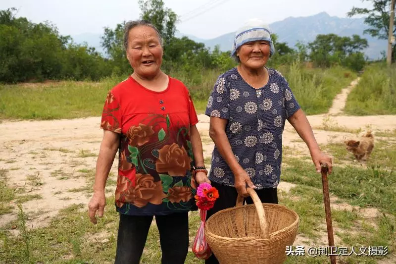姊妹情深!72歲妹妹「走山路1小時」看望82歲獨居姐姐,父母不在「成彼此最親家人」