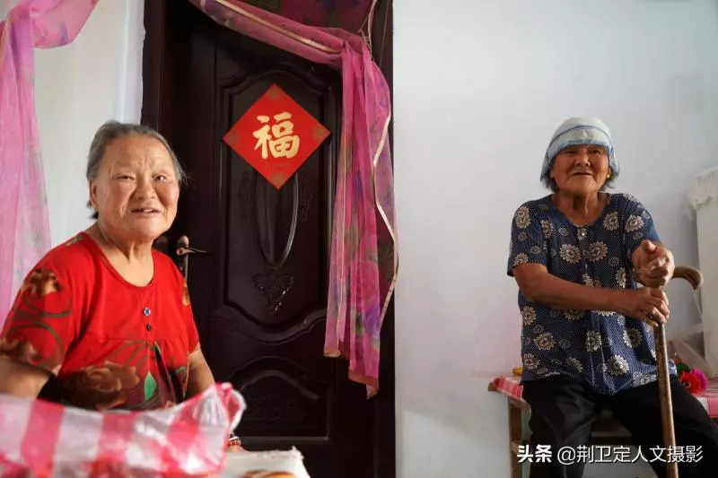 姊妹情深!72歲妹妹「走山路1小時」看望82歲獨居姐姐,父母不在「成彼此最親家人」