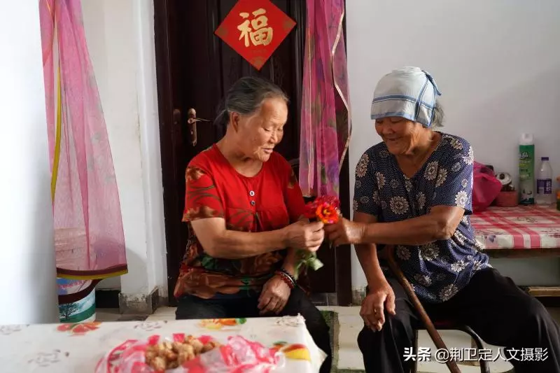 姊妹情深!72歲妹妹「走山路1小時」看望82歲獨居姐姐,父母不在「成彼此最親家人」