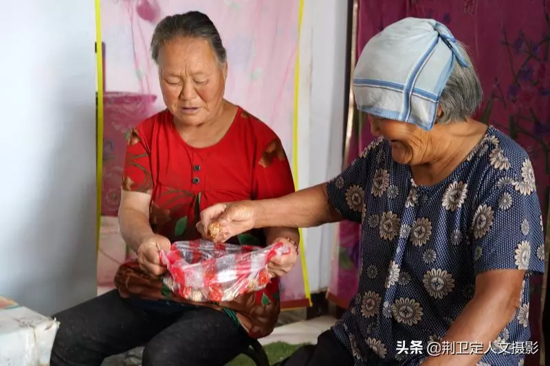姊妹情深!72歲妹妹「走山路1小時」看望82歲獨居姐姐,父母不在「成彼此最親家人」