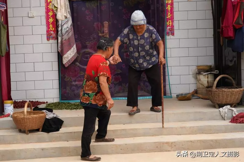 姊妹情深!72歲妹妹「走山路1小時」看望82歲獨居姐姐,父母不在「成彼此最親家人」