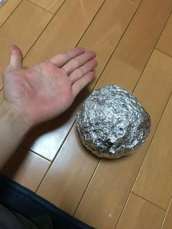 日本網友嗨玩「鋁箔紙變鋁箔球」 他在家實測…真的做出一顆超閃亮的