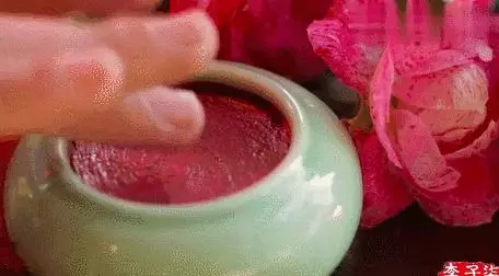 90後女網紅私生活曝光:這些照片,戳痛了成人世界最柔軟的地方
