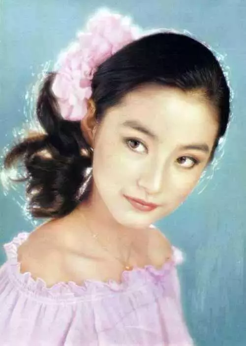 65歲的林青霞「與30歲女兒同台」,網友一看瞬間懂了,美與年齡無關!