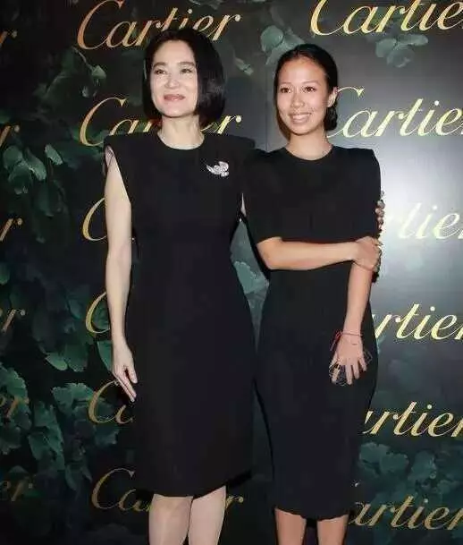 65歲的林青霞「與30歲女兒同台」,網友一看瞬間懂了,美與年齡無關!