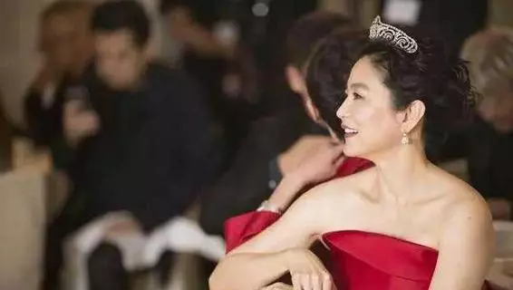 65歲的林青霞「與30歲女兒同台」,網友一看瞬間懂了,美與年齡無關!