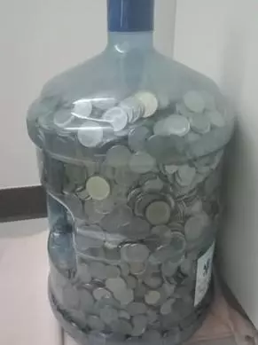存了6年!媽媽挑戰「飲水機桶當豬公」狂投硬幣 最後剖開「74公斤儲蓄」嗨翻:可以出國啦