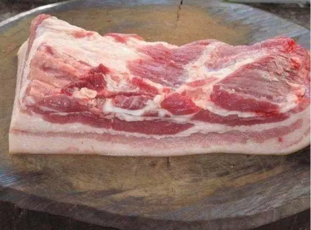 妻子把8個雞蛋打進五花肉,剛上桌沒一會就被掃光,好吃得飛起