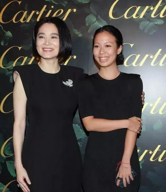 林青霞和女兒罕見同框,浪費好基因,網友:母女顏值對比一言難盡!