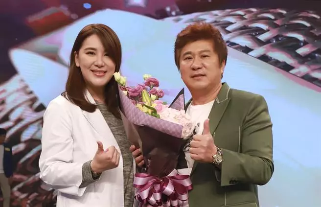 小禎暴瘦「秀出水蛇腰」現身姊妹聚會!結果網友焦點「全放在佩甄臉上」:天啊大走鐘!
