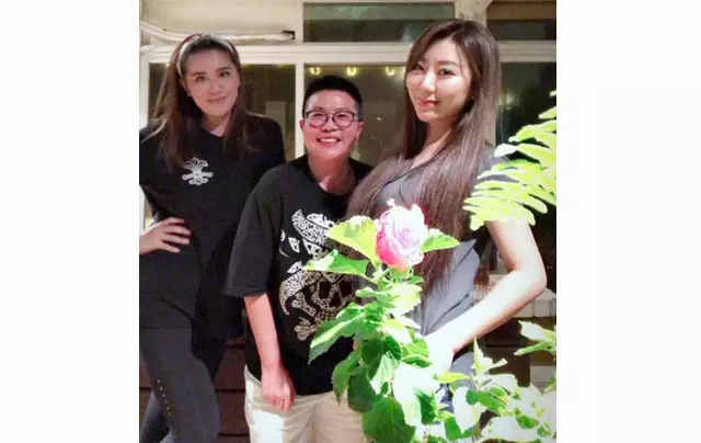 小禎暴瘦「秀出水蛇腰」現身姊妹聚會!結果網友焦點「全放在佩甄臉上」:天啊大走鐘!