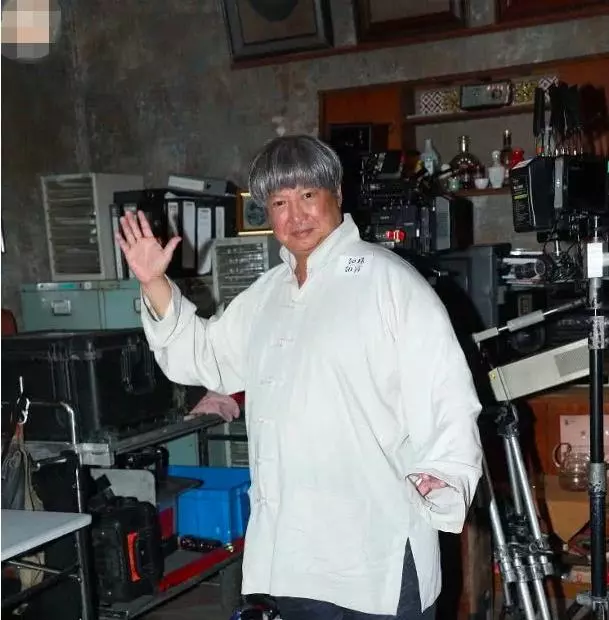 67歲洪金寶每天「負荷運動」近況惹人擔憂,兒媳擔心痛哭:他抱不動孫子!