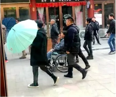67歲洪金寶每天「負荷運動」近況惹人擔憂,兒媳擔心痛哭:他抱不動孫子!