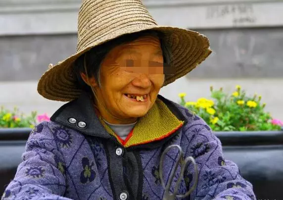 兒子接我進城養老,孫子笑著塞我一隻棒棒糖,嘗一口我淡定回家