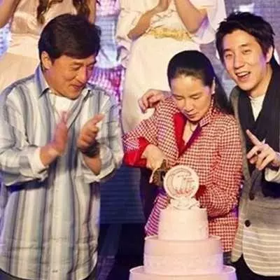 小龍女花盡心思認父,成龍卻還是不聞不問,只因林鳳嬌這段對白太硬氣!