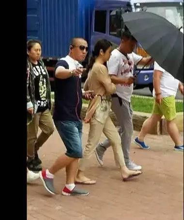 43歲林心如驚傳再次懷孕?!「大肚照」曝光後,網友超擔心:「高齡產婦要小心啊!」