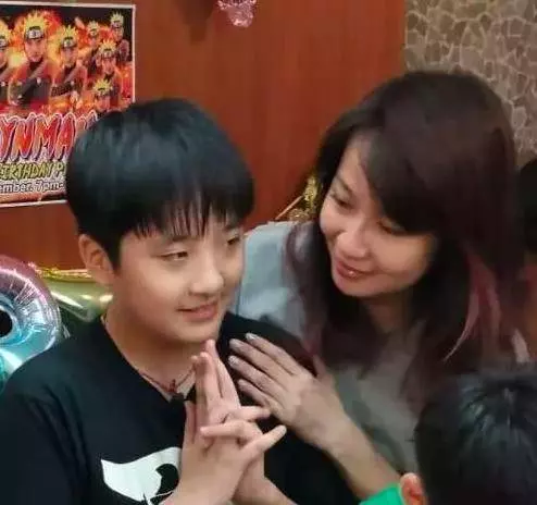 吳鎮宇為費曼慶生,48歲妻子罕見現身,夫妻僅差10歲卻像兩代人!