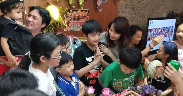 吳鎮宇為費曼慶生,48歲妻子罕見現身,夫妻僅差10歲卻像兩代人!
