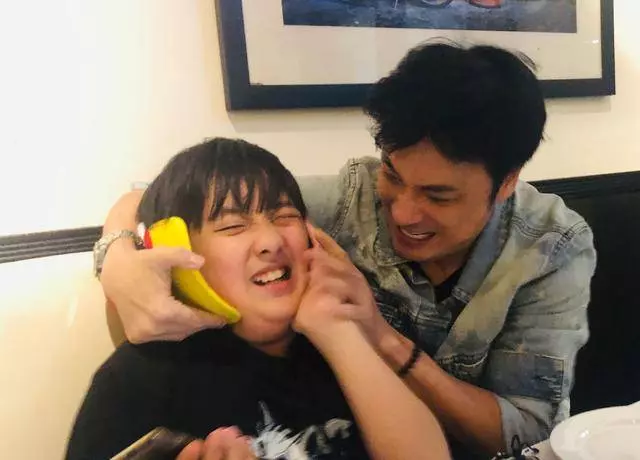 吳鎮宇為費曼慶生,48歲妻子罕見現身,夫妻僅差10歲卻像兩代人!