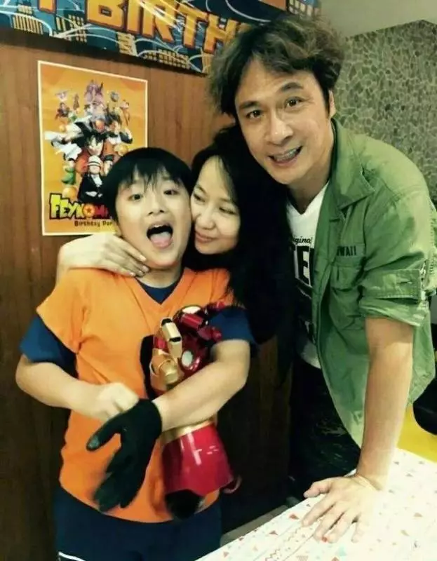 吳鎮宇為費曼慶生,48歲妻子罕見現身,夫妻僅差10歲卻像兩代人!