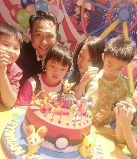 吳鎮宇為費曼慶生,48歲妻子罕見現身,夫妻僅差10歲卻像兩代人!