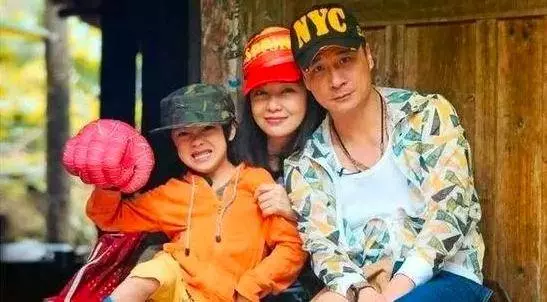 吳鎮宇為費曼慶生,48歲妻子罕見現身,夫妻僅差10歲卻像兩代人!