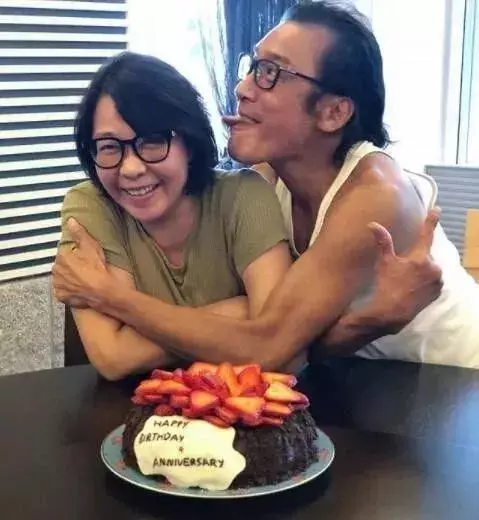 「贏過張曼玉」卻嫁窮小子把丈夫捧成影帝:換得老公30年的初心不變 ~~