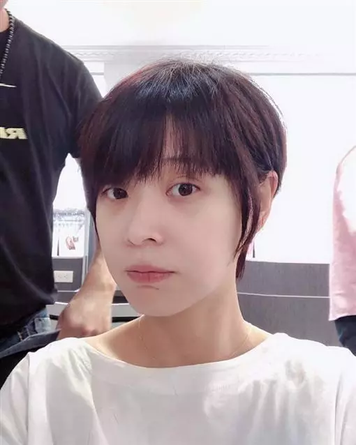 突然剪短髮!李燕下決心「跟多年長髮告別」,臉書直播吐露「藏了許久心聲」粉絲:妳很勇敢!