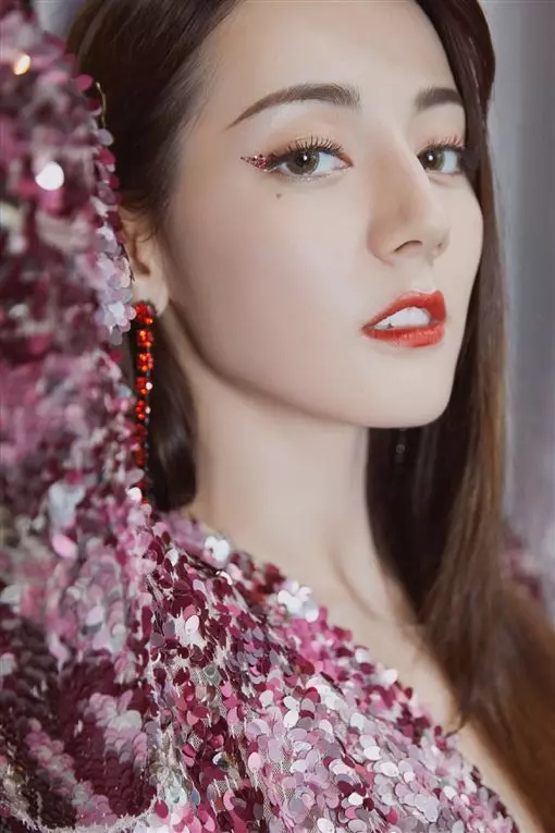 迪麗熱巴校花表妹「照片中逆天級美貌」被稱讚!首度公開露面「零P圖真實顏值」網看呆:修圖修很大!