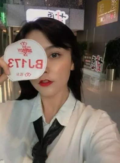 迪麗熱巴校花表妹「照片中逆天級美貌」被稱讚!首度公開露面「零P圖真實顏值」網看呆:修圖修很大!