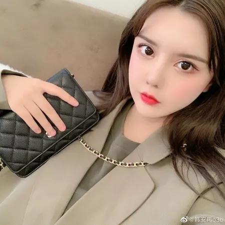 迪麗熱巴校花表妹「照片中逆天級美貌」被稱讚!首度公開露面「零P圖真實顏值」網看呆:修圖修很大!