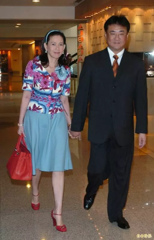 離婚婆媳情義在!周丹薇前夫母離開「行3跪拜大禮」全身趴地哭 每月探望兩老「當自己爸媽」。