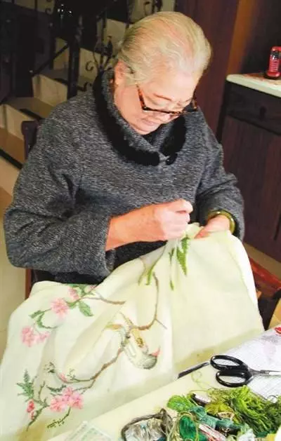 離婚婆媳情義在!周丹薇前夫母離開「行3跪拜大禮」全身趴地哭 每月探望兩老「當自己爸媽」。
