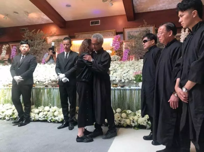 離婚婆媳情義在!周丹薇前夫母離開「行3跪拜大禮」全身趴地哭 每月探望兩老「當自己爸媽」。