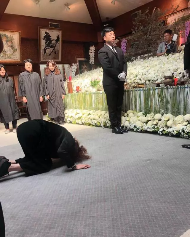 離婚婆媳情義在!周丹薇前夫母離開「行3跪拜大禮」全身趴地哭 每月探望兩老「當自己爸媽」。
