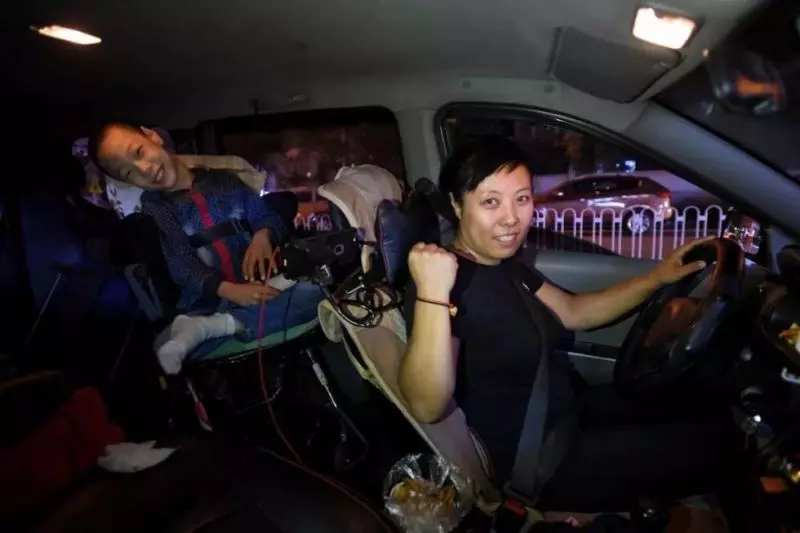 單親媽媽帶著腦癱兒子開貨車:只要母子倆在一起,在哪都是家!
