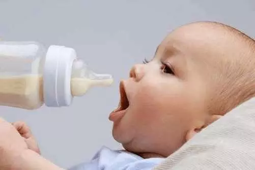 婆婆幫帶孩子每個月給她四千,接到小叔子電話,才知婆婆全給了小叔