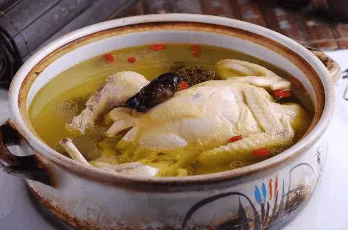 坐月子媽天天給我送湯,哪想到老公給我媽5千塊錢,她還私底下找我要錢