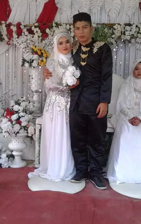 女友們同時都催婚!大馬男子「一次過」娶2位妻子!網友:臉臭到好像在離婚!