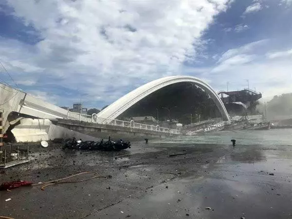 台灣知名景點 , 宜蘭跨港大橋坍塌 !