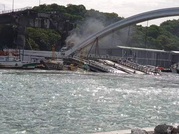 台灣知名景點 , 宜蘭跨港大橋坍塌 !
