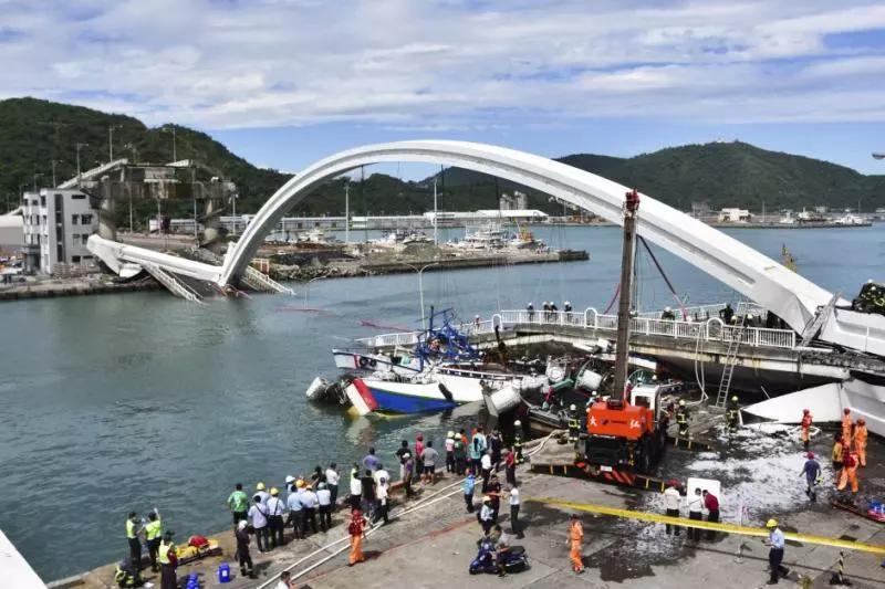 台灣宜蘭南方澳跨海大橋坍塌 12人受傷5人失蹤