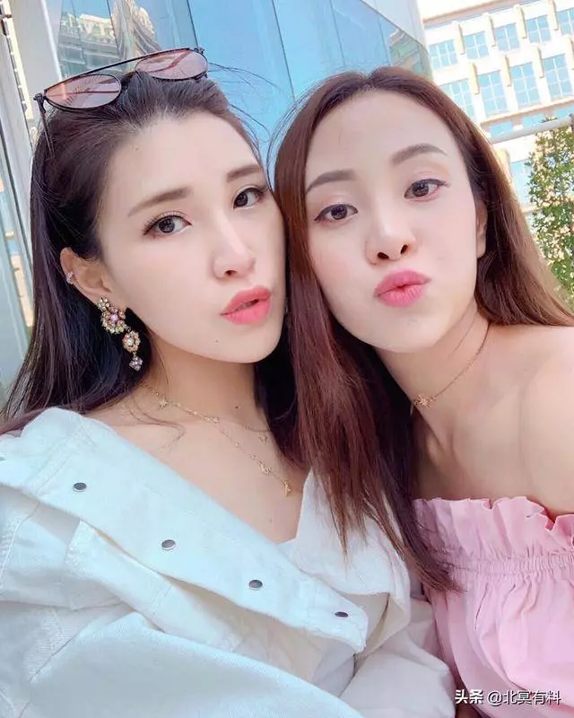 劉德華和朱麗倩表妹同框出鏡,其父是馬來西亞百億富豪,可以說一胖毀所有!